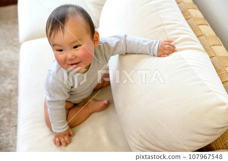 Baby playing on the sofa, infant, childcare leave, 0 year old infant 107967548