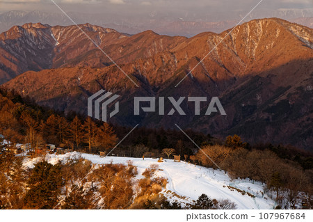 從光峠和海雲山看日出時的禦坂山 從光峠和海雲山看日出時的禦坂山 107967684