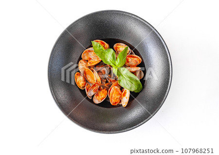 Spaghetti vongole with tomato pasta and basil 107968251