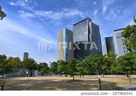 十月從大阪城公園看到的歷史博物館 十月從大阪城公園看到的歷史博物館 107968341