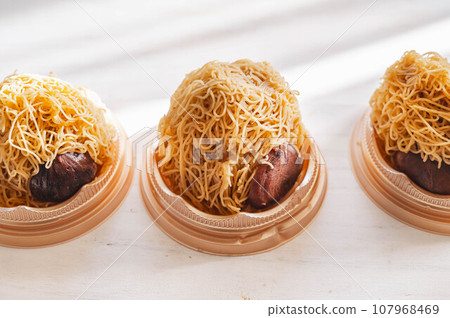 排列整齊的萬寶龍蛋糕 107968469