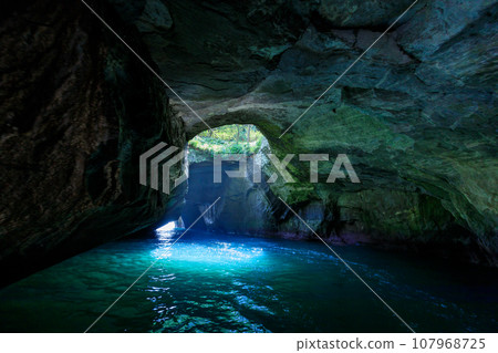 Shizuoka Izu_ Spectacular scenery of Dogashima Tenso Cave 107968725
