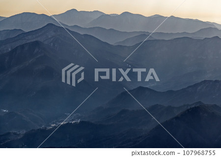 從光峠山和海雲山看到朝陽下的丹澤山和道志山 從光峠山和海雲山看到朝陽下的丹澤山和道志山 107968755