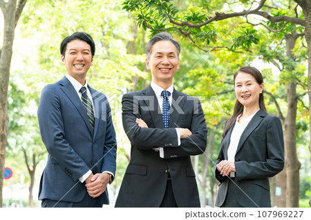 Business men and women boss subordinates Business men and women boss subordinates 107969227