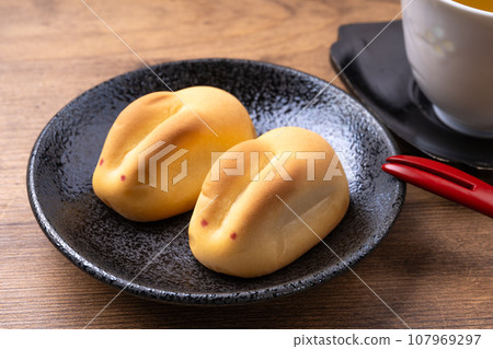 Rabbit buns 107969297