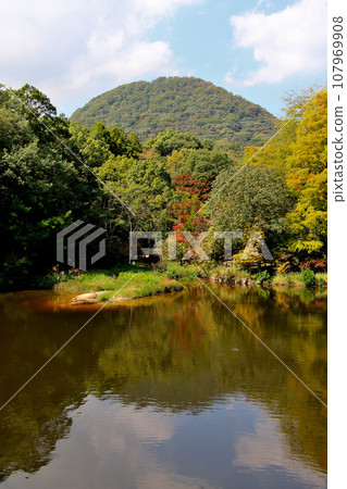 Mt. Kozan seen across Mikuruma Pond in Nishinomiya City 107969908