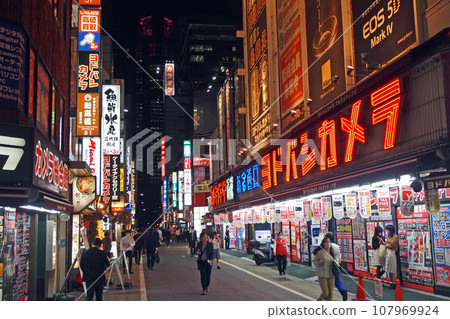 夜晚的新宿西口電器街 107969924