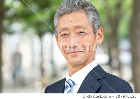 Business senior man close up 107970155