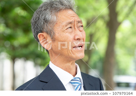 Business senior men worries 107970164