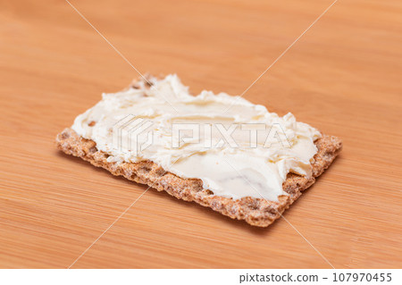 Whole Grain Crispbread with Cream Cheese 107970455