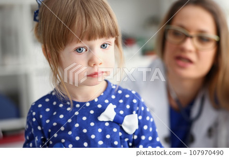 Little child with mother at pediatrician reception 107970490