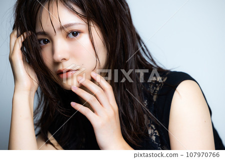 黑無袖的女人 107970766