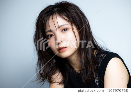 Black sleeveless woman 107970768