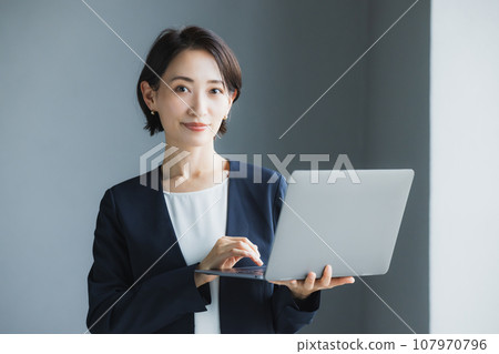Business woman Business woman 107970796
