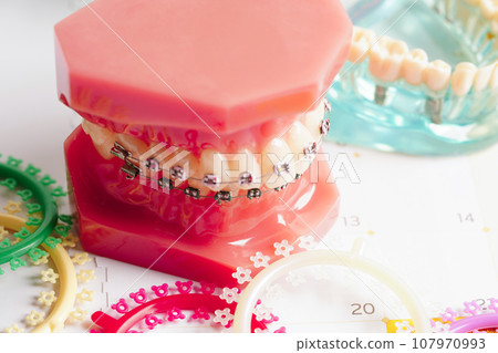 Dental appointment reminder in calendar, healthy teeth, dental health care. 107970993