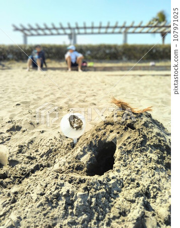 Parent and child happy after building a sand mountain tunnel for the first time in a while 107971025