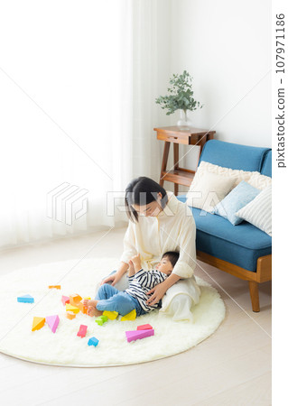 一位母親抱著一個孩子 一位母親抱著一個孩子 107971186