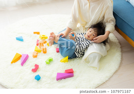 一位母親抱著一個孩子 一位母親抱著一個孩子 107971187