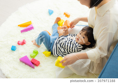 一位母親抱著一個孩子 一位母親抱著一個孩子 107971188