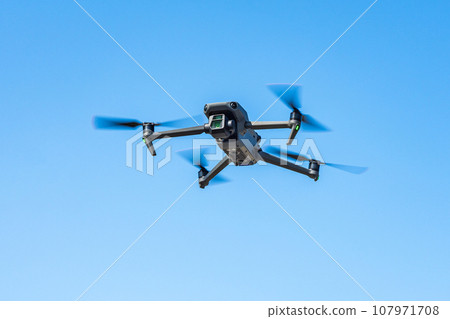 無人機和藍天 無人機和藍天 107971708