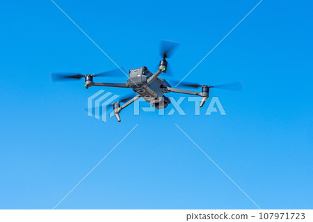 無人機和藍天 107971723