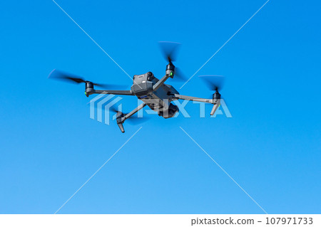 無人機和藍天 無人機和藍天 107971733
