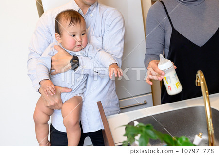 被父親抱著讓寶寶喝冰牛奶的母親、被父親抱著的嬰兒、Ikumen 的孩子、0 歲的嬰兒。 107971778