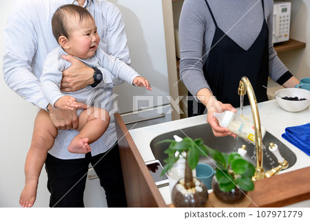 被父親抱著讓寶寶喝冰牛奶的母親、被父親抱著的嬰兒、Ikumen 的孩子、0 歲的嬰兒。 被父親抱著讓寶寶喝冰牛奶的母親、被父親抱著的嬰兒、Ikumen 的孩子、0 歲的嬰兒。 107971779