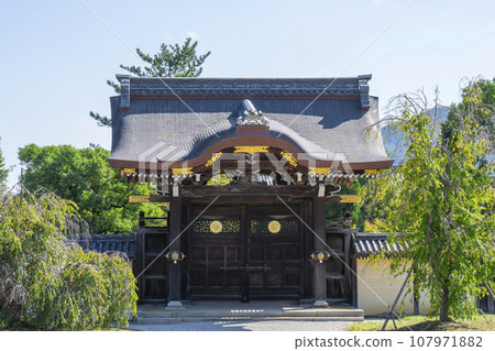 Daikakuji Temple, White Sand Garden, Imperial Envoy Gate (Saga-Osawa-cho, Ukyo-ku, Kyoto City) 107971882