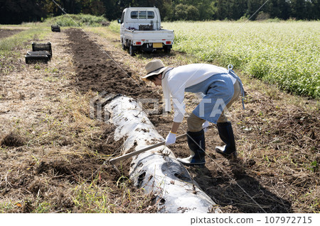 一個人在外地工作 一個人在外地工作 107972715