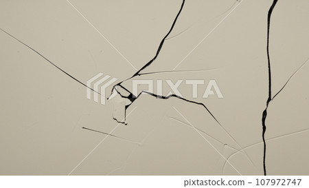 cracked plasterboard 107972747