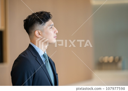 臉色嚴肅的商人,上班族 臉色嚴肅的商人,上班族 107977598