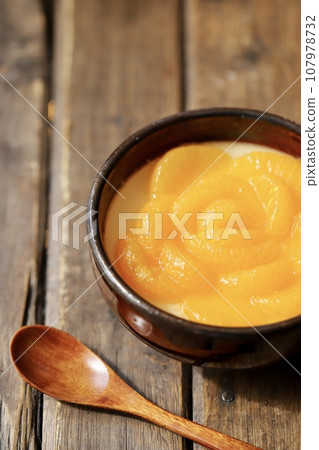 Yogurt jelly decorated with mandarin oranges served on Japanese tableware Yogurt jelly decorated with mandarin oranges served on Japanese tableware 107978732