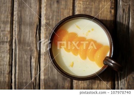 用日本餐具盛裝的柑橘裝飾優格果凍 107978740