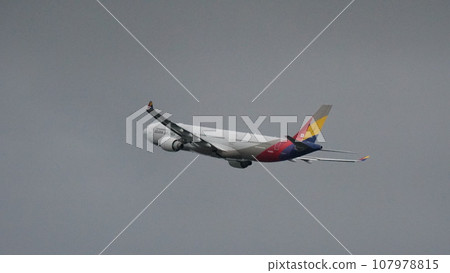 airplane airplane 107978815
