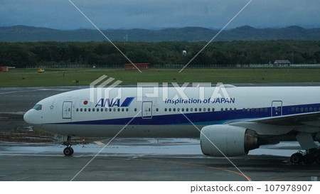 airplane airplane 107978907