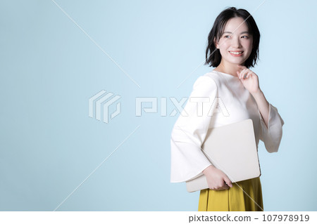 一位女士帶著筆記型電腦，清爽的藍綠色背景 107978919