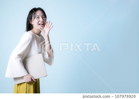 一位女士帶著筆記型電腦，清爽的藍綠色背景 107978920