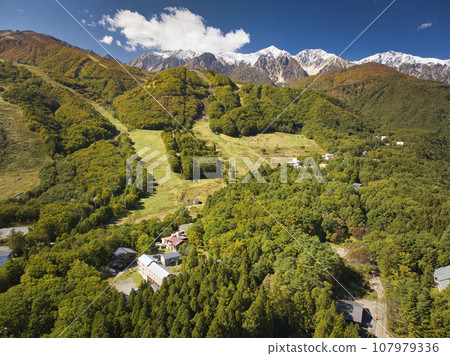 長野縣小谷村栂池高原滑雪場的白馬三山及三層秋葉（無人機空拍） 107979336