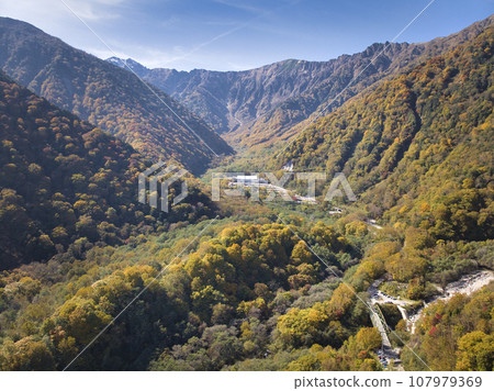 Spectacular autumn leaves of Ogisawa, Omachi City, Nagano Prefecture (aerial photography by drone) Spectacular autumn leaves of Ogisawa, Omachi City, Nagano Prefecture (aerial photography by drone) 107979369