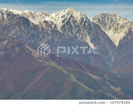 從長野縣白馬村白澤峠看到的三層秋葉與白雪山和白馬山岳（無人機空拍） 107979380