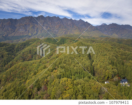 從長野縣長野市敖包嶺看到的戶隱西嶽山脈和壯麗的秋葉（無人機空拍） 107979411
