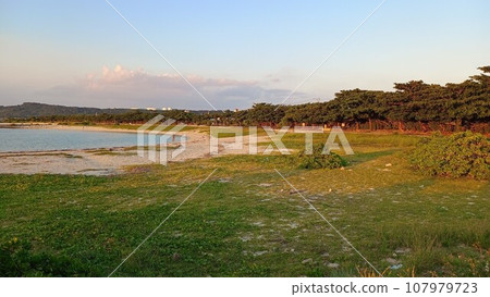 沖繩島的日落 107979723