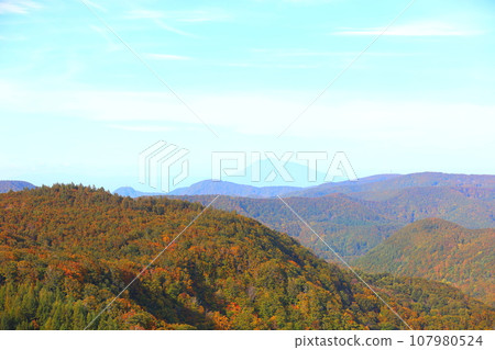 Autumn-colored mountains and Mt. Iwaki seen from around Jogakura Ohashi Bridge 107980524