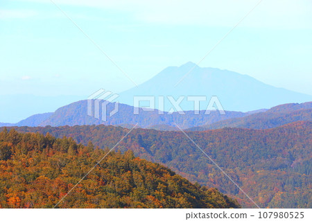 Autumn-colored mountains and Mt. Iwaki seen from around Jogakura Ohashi Bridge 107980525