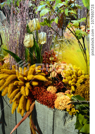 The beautiful world of dried flower art 107980728