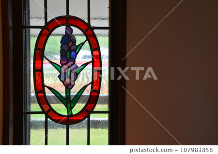 夢幻般的彩色玻璃光芒 夢幻般的彩色玻璃光芒 107981858