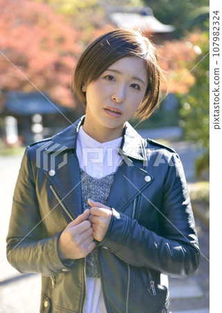 秋天在神社境內擺姿勢的年輕女子 107982324