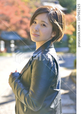 秋天在神社境內擺姿勢的年輕女子 107982325
