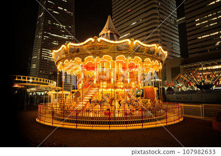 A night when the illuminations shine at night 107982633